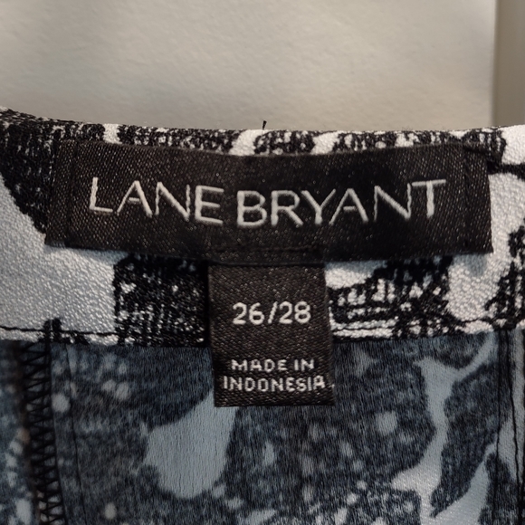 Lane Bryant Size 26/28 Lace Floral pattern Short Sleeve Lace Up Back Top Blouse - Picture 3 of 13